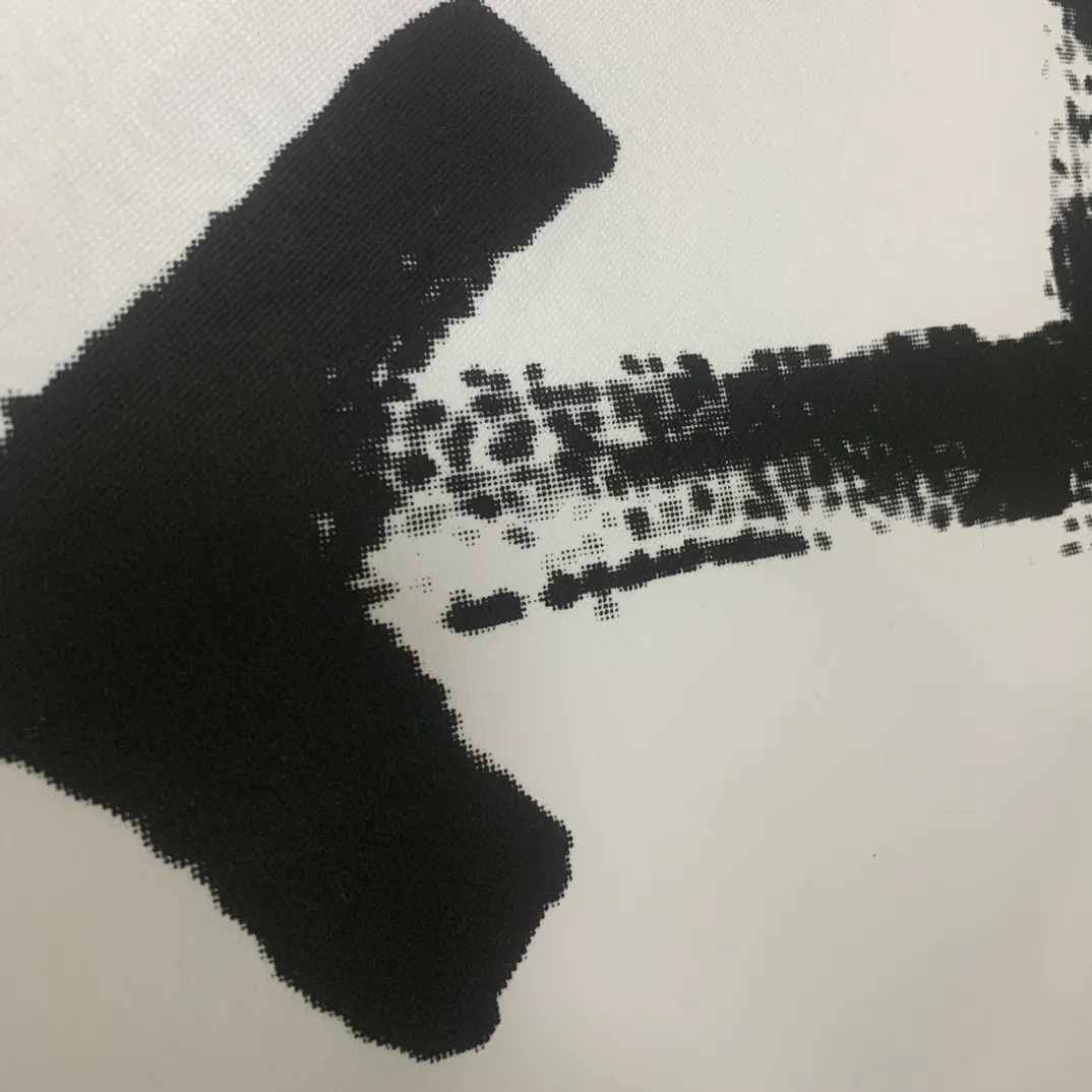The top tested version of Off-White's new 2023 autumn and winter spray-painted graffiti arrow hooded sweatshirt. The new style adds graffiti elements, adding a touch of literary style to the overall through-style short-sleeved style. This is a typical OFF retro literary style. This is also the first expression of the two cultures since the merger with LV in 2021. The printing adopts screen printing imported glue technology, and the ink dots are even, imitating the natural dynamics of spray paint. The hollows are both dark and light, the transition is smooth, and the gradient effect is visible to the naked eye. The front printing uses the same process. Minimalist letter logo on the chest, OS version, same style for men and women! The 480g cotton texture feels smooth and textured, with full drape.  Color: Black White Size: XS-L P:410